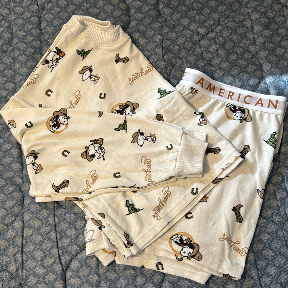 NWOT western snoopy plush PJ set. Never worn!